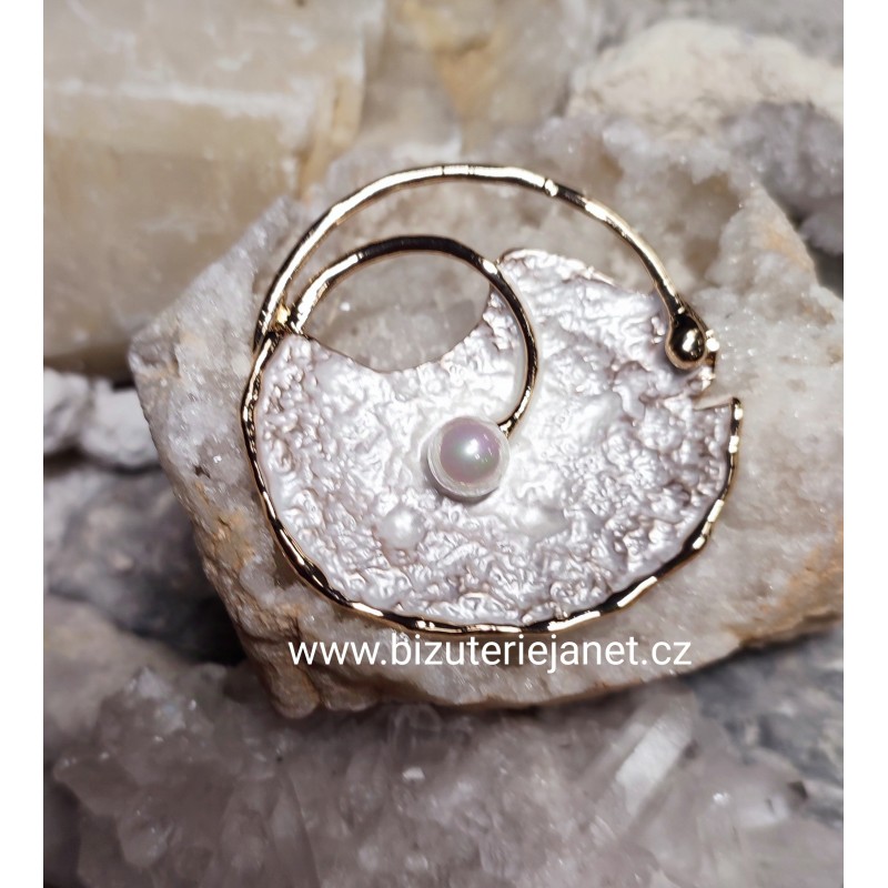 Brož na magnet-bílá ve zlatém pokovu